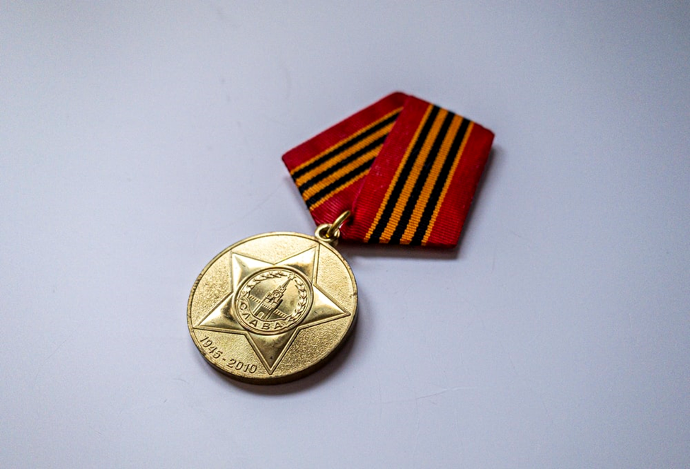 Round medal with star and different design engravings