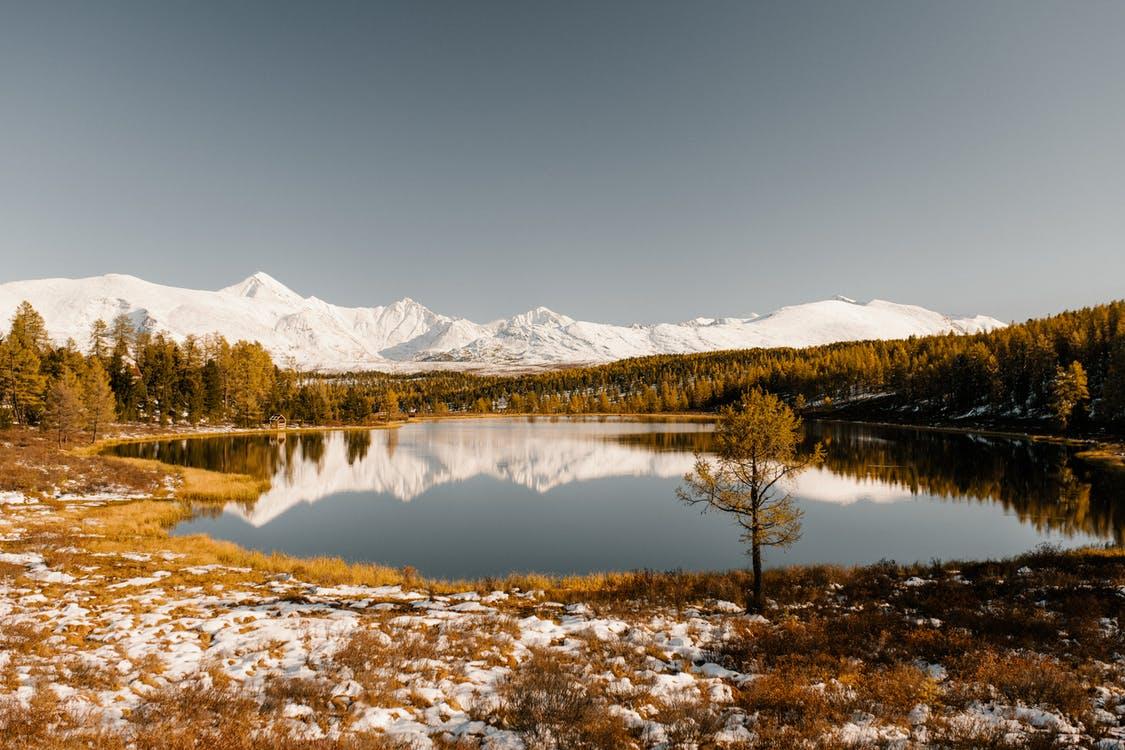 Free Заснеженная гора возле озера Stock Photo