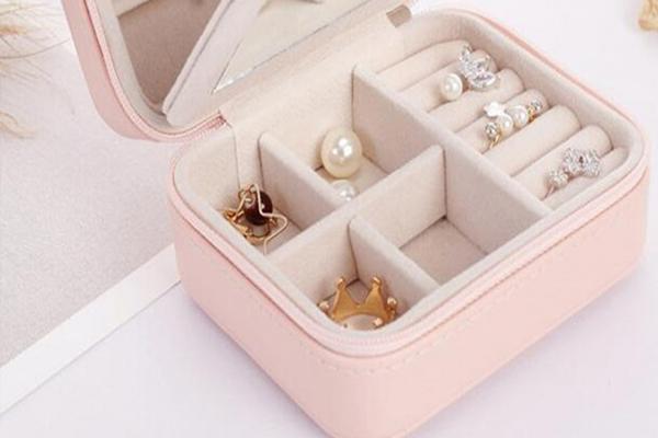 Phân loại và bảo quản trang sức trong các hộp đựng chuyên dụng