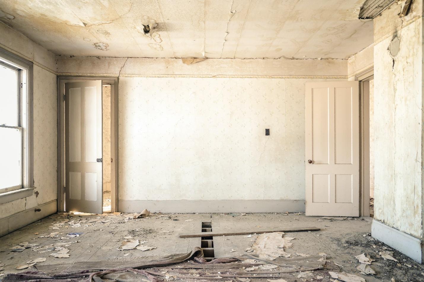 A picture containing abandoned, wall, indoor, decay

Description automatically generated