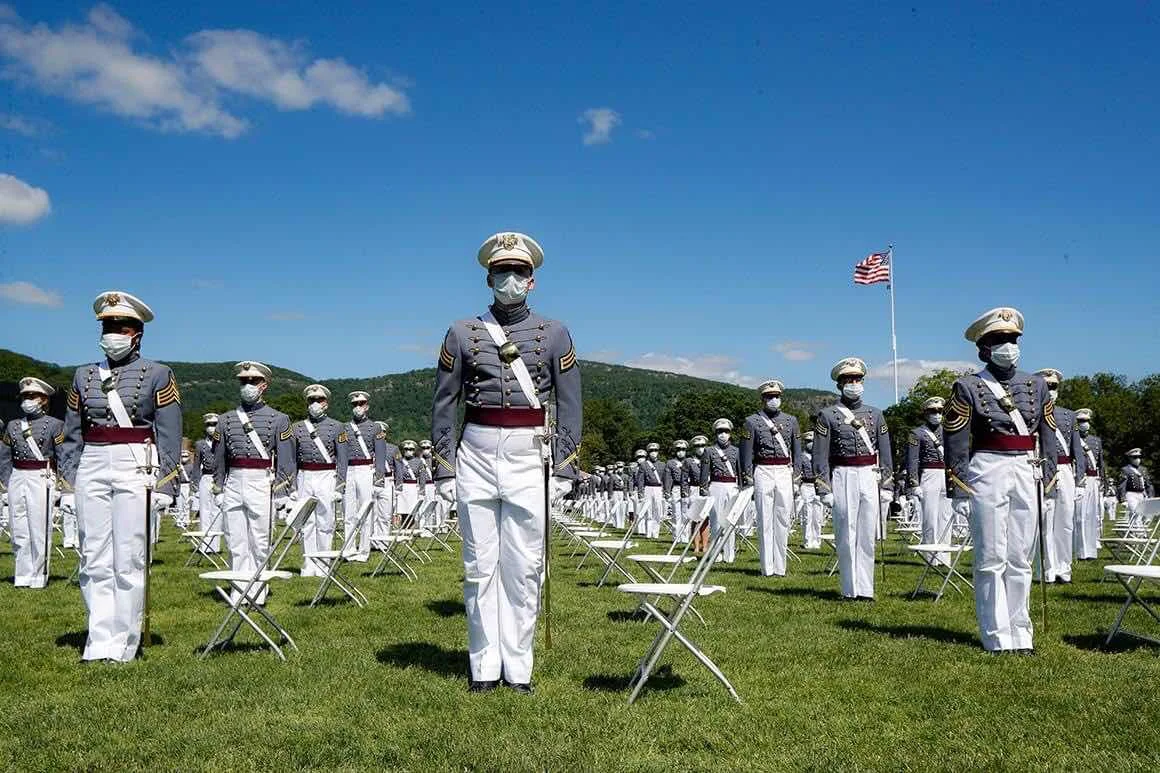 Sinh viên sỹ quan trường Võ Bị Quốc Gia West Point. Những dũng tướng tương lai của Hoa Kỳ thực hành quy luật đeo khẩu trang và giữ khoảng cách an toàn để bảo vệ đồng đội.