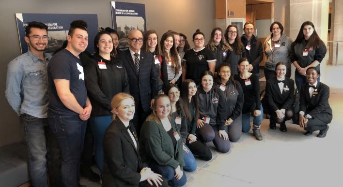 Les membres du Sénat des élèves et du groupe Catho-franco du CSDCEO lors de la rencontre avec l’honorable René Cormier, sénateur du Canada.