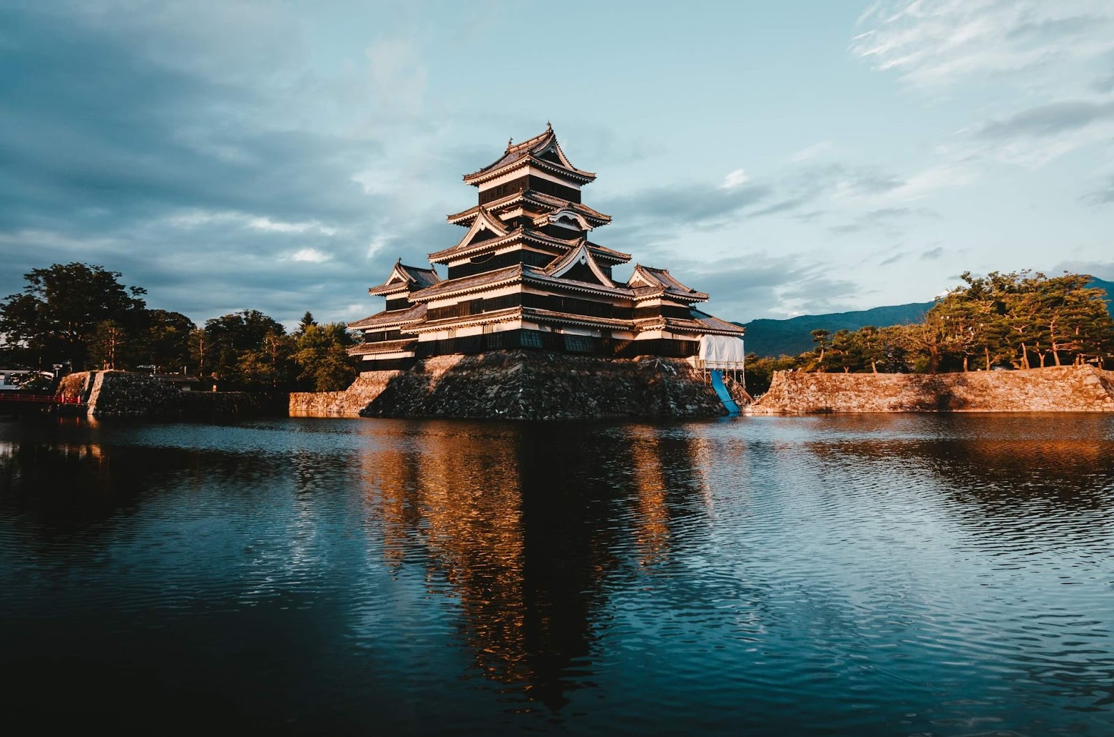 off the beaten track in Japan, Matsumoto Castle, Nagano Prefecture, Three Famous Castles of Japan, the crow castle
