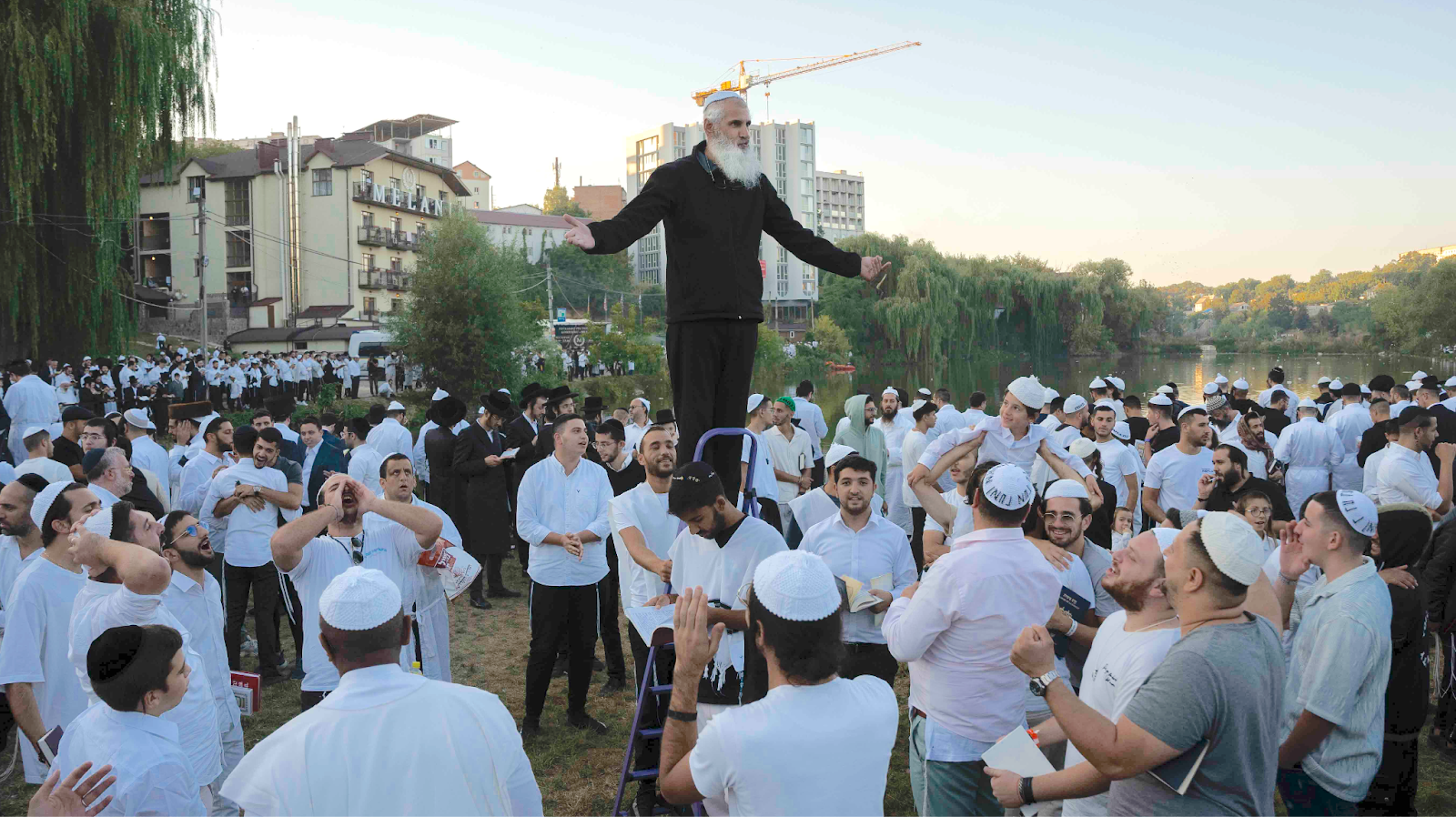 Uman, 17 September 2023. A rabbi encouraging pilgrims in songs and praises | Photo: Aaron Chamski 