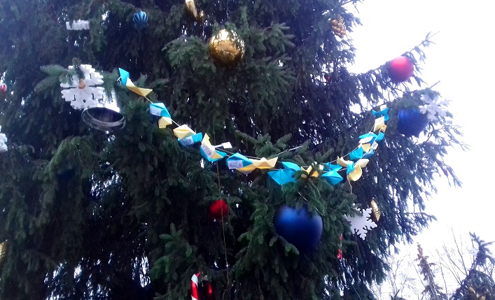 Residents of Zhytomyr decorated their New Year tree in the same way. Photo: 1.zt.ua ~