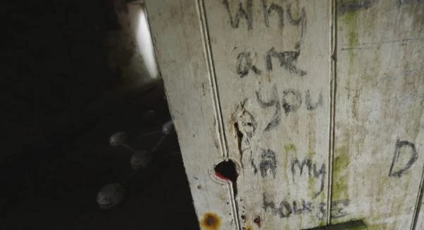 Arkadaşlar, "dünyanın en kötü adamının" yaşadığı terk edilmiş bir yere tırmandı.  Evi görünce neden böyle dediklerini anladılar.