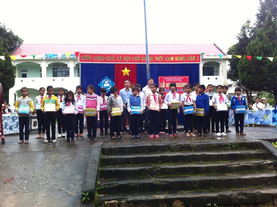 Kết quả hình ảnh cho tặng quà cho các em có kết quả học tập tốt