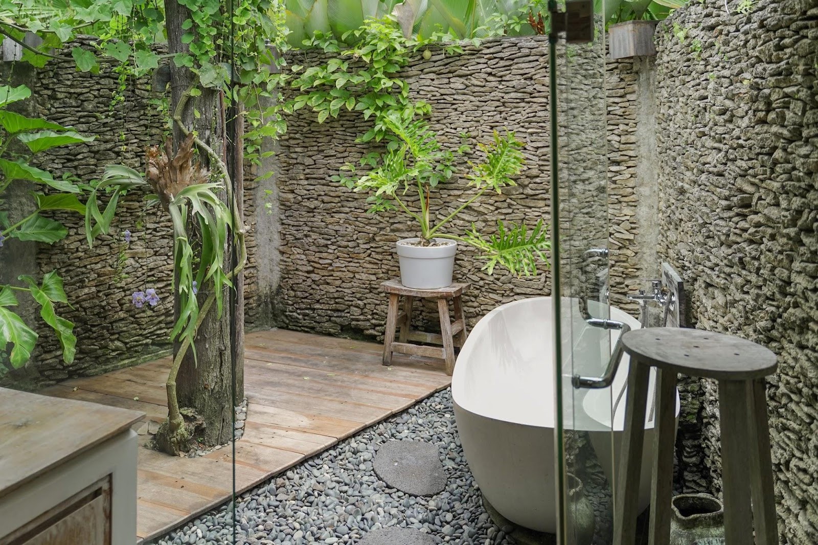 How to Choose an Outdoor Bathtub