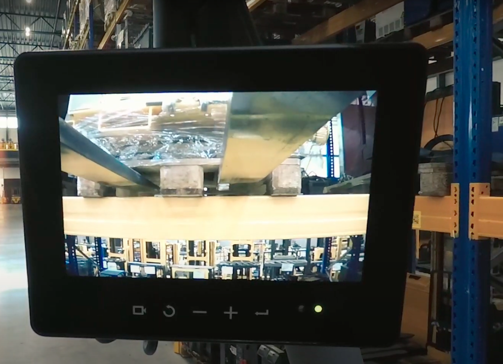 Camera tích hợp màn hình ở xe nâng reach truck có giá trị rất lớn trong vận hành xe nâng