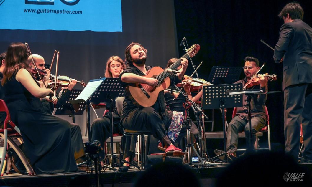 El Festival Internacional de Guitarra de Petrer llegó a su fin con un espectáculo de Yamandu Costa