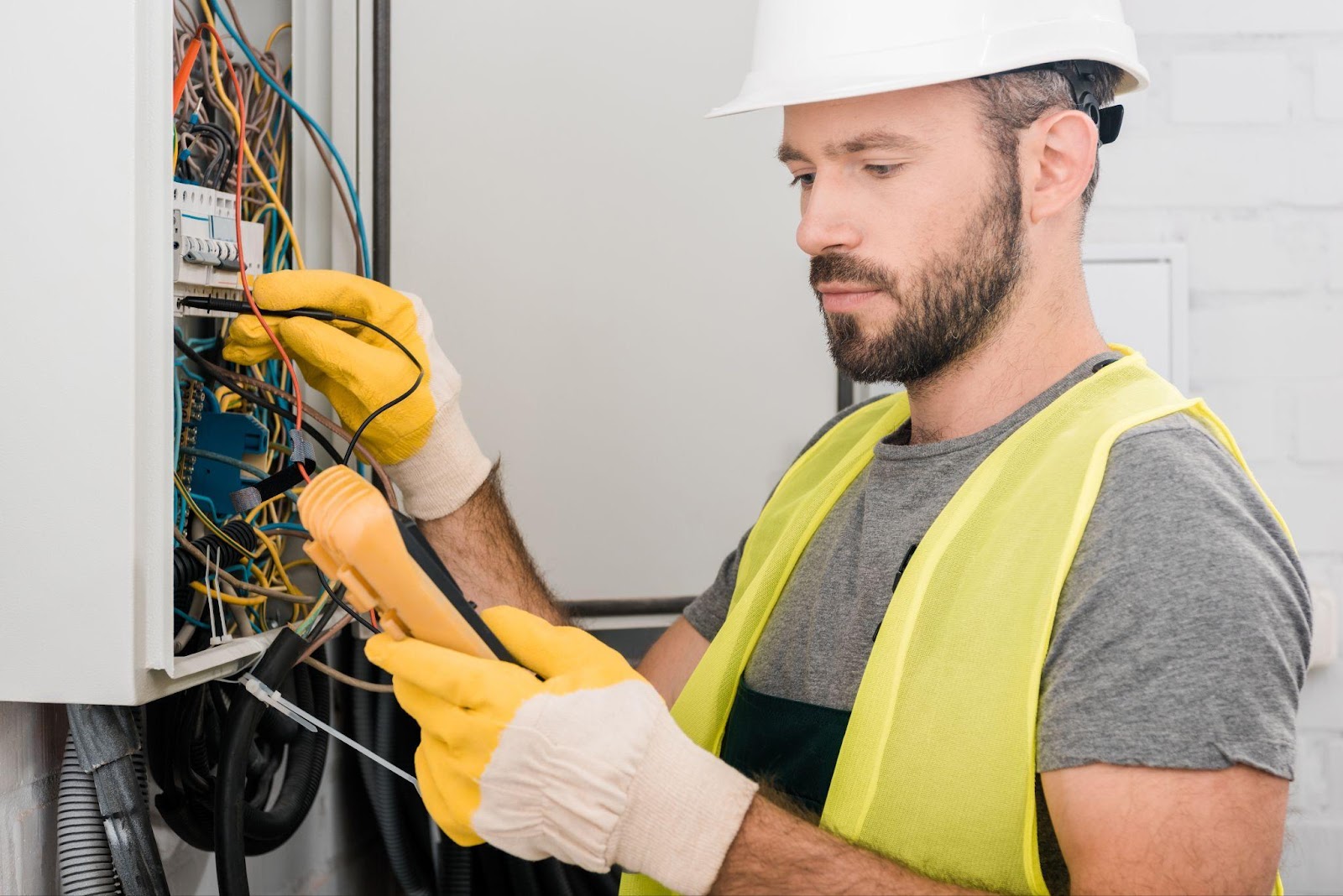 Técnico conferindo o funcionamento dos componentes de um painel elétrico