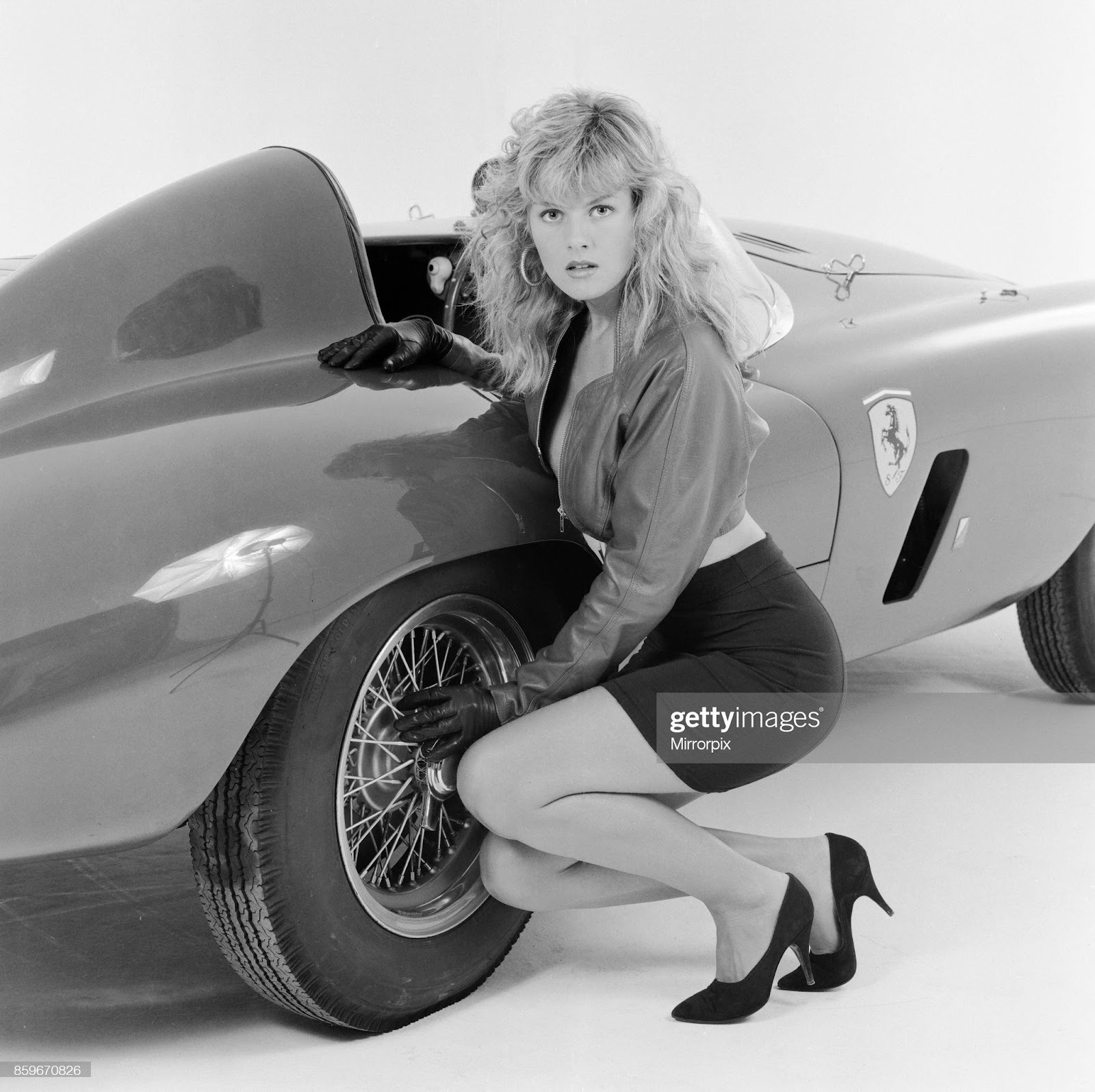 D:\Documenti\posts\posts\Women and motorsport\foto\1988\glamour-model-caroline-delahunty-poses-next-to-a-ferrari-19th-april-picture-id859670826.jpg
