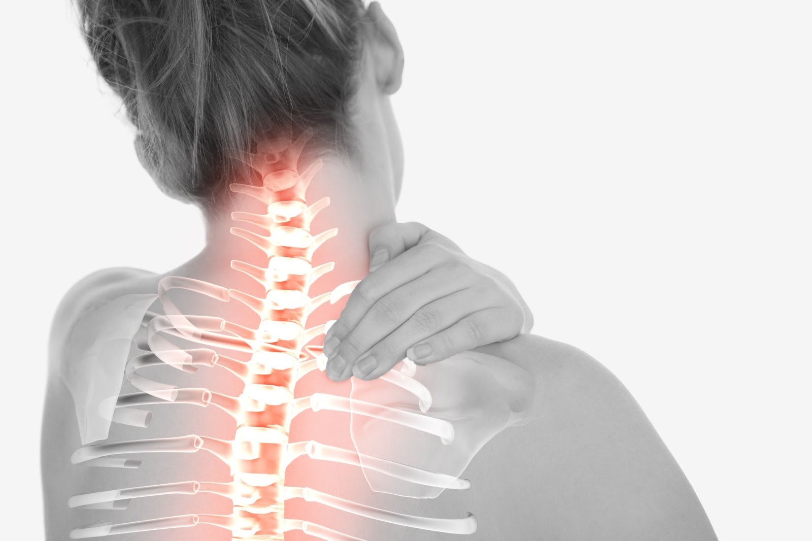 anatomia da coluna cervical destacada em vermelho em uma mulher com dor no pescoço