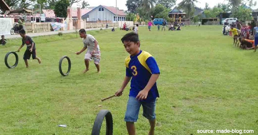 Mendorong Ban Bekas - 15 Permainan Tradisional Indonesia yang Bikin Kangen Masa Kecil