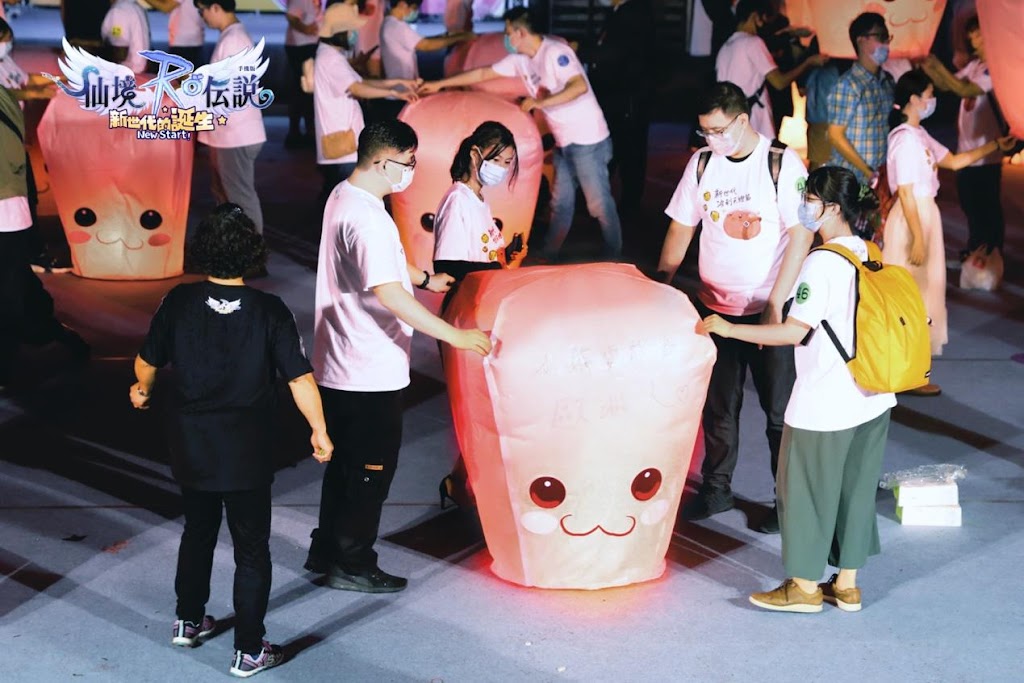 图片包含 人, 火, 人们, 男人

描述已自动生成