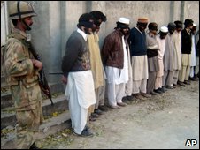 Soldado com supostos militantes no Swat