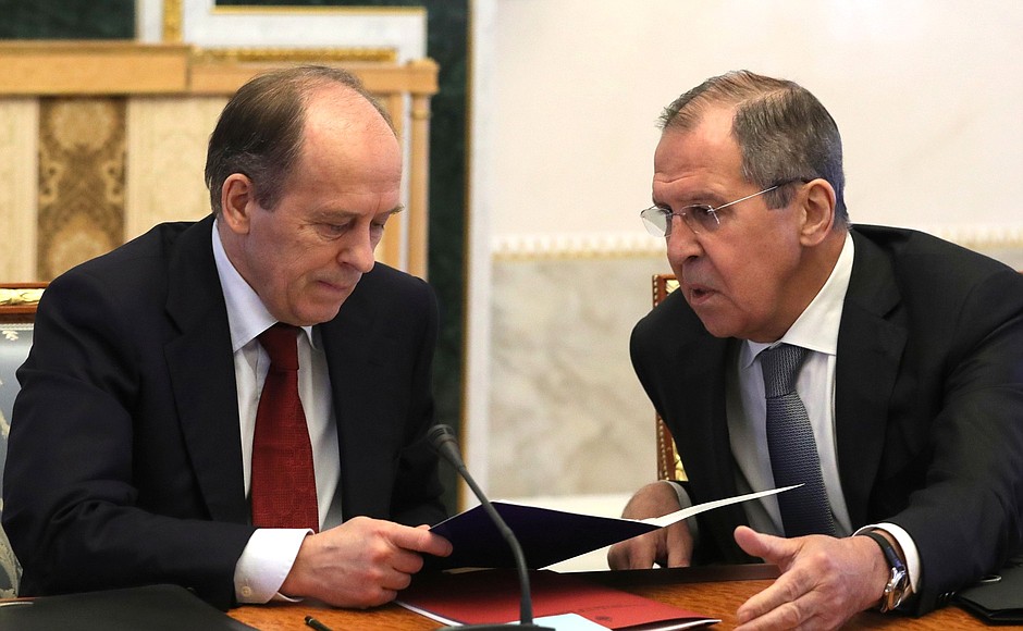 Director of the Federal Security Service Alexander Bortnikov (left) and Foreign Minister Sergey Lavrov before the briefing meeting with permanent members of the Security Council.