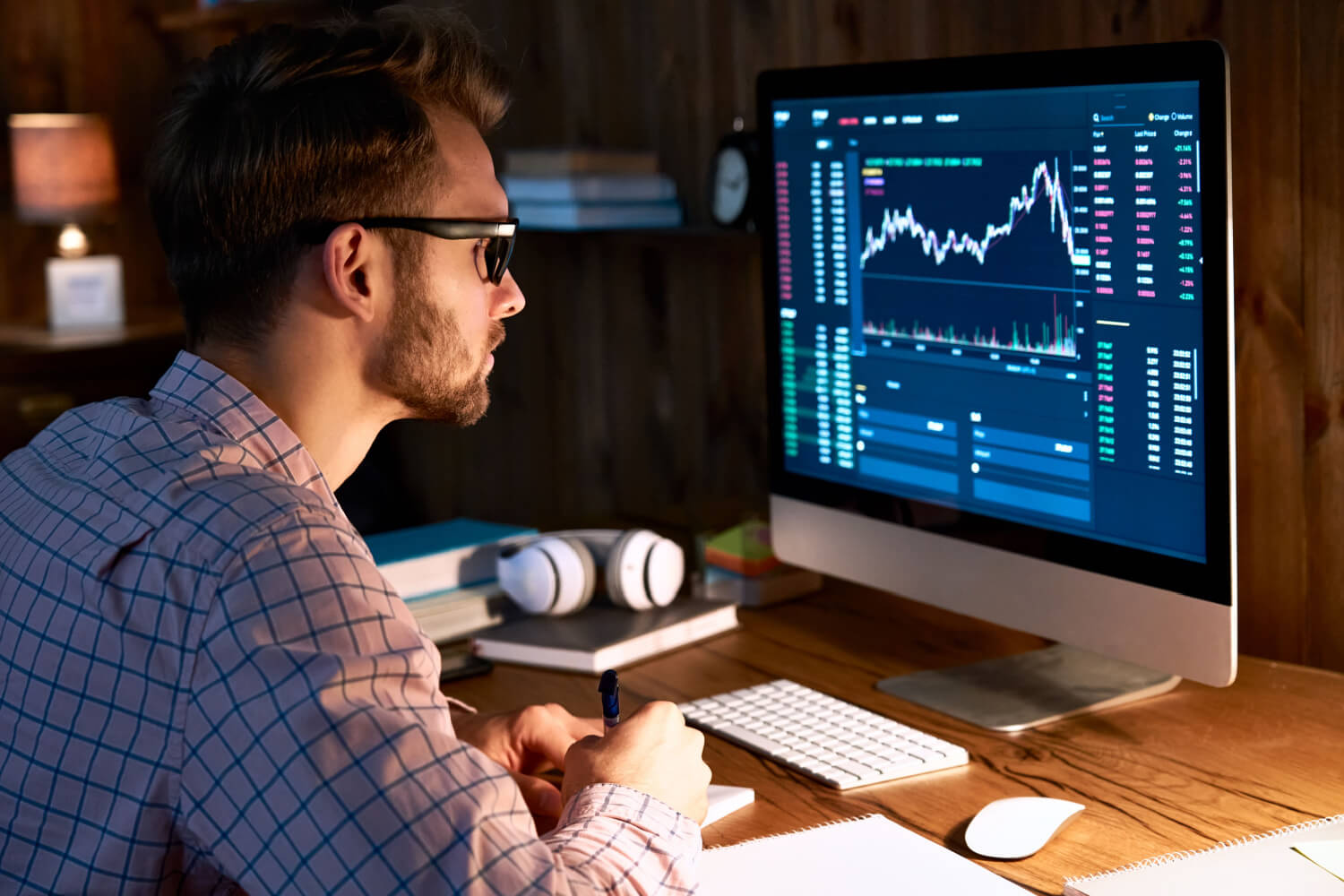 Homem de negócios sério, analista de trader olhando para o monitor do computador, corretor investidor analisando índices, gráfico financeiro negociando dados de investimento on-line no gráfico do mercado de ações de criptomoeda na tela do computador.  