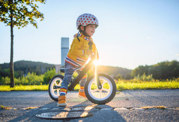 un niño en una bicicleta de equilibrio