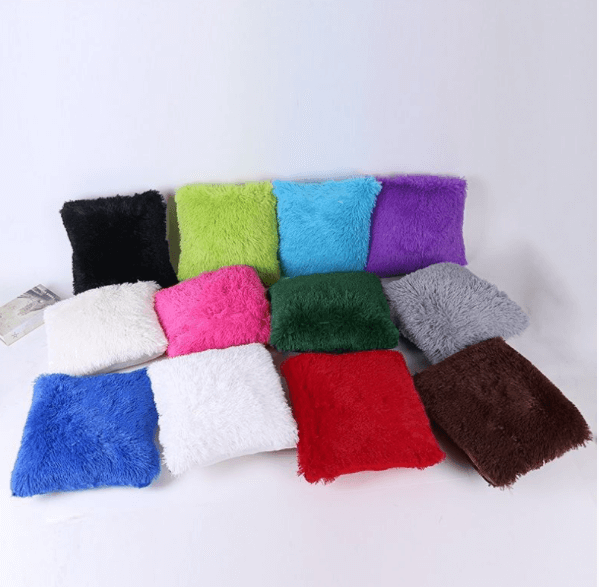 Mẫu gối sofa vải lông mang lại cho người dùng cảm giác êm ái, mềm nhẹ 