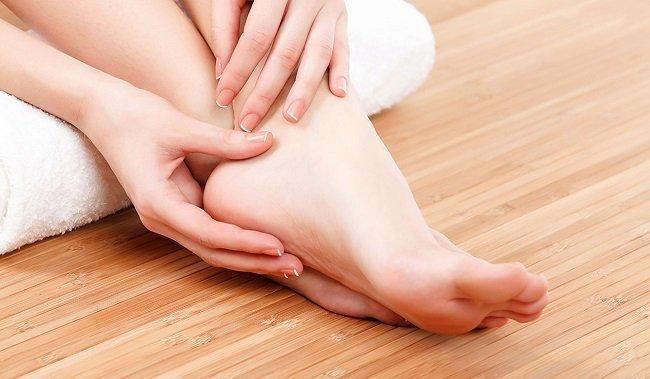 Phần chân dưới bị tê và nhức trong xương là dấu hiệu của bệnh gì? | Vinmec