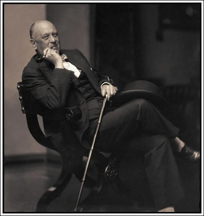 Aleister Crowley, kendi karısına adadığı Kirli Roman'ın yazarıdır.
