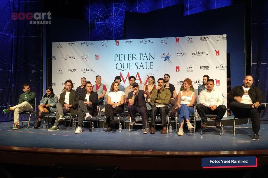 Un grupo de personas en un escenario

Descripción generada automáticamente con confianza media