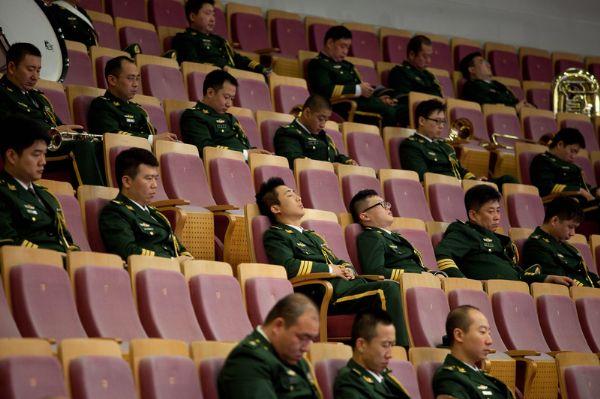 败促使中国军队改革 全面停止“有偿服务”副业