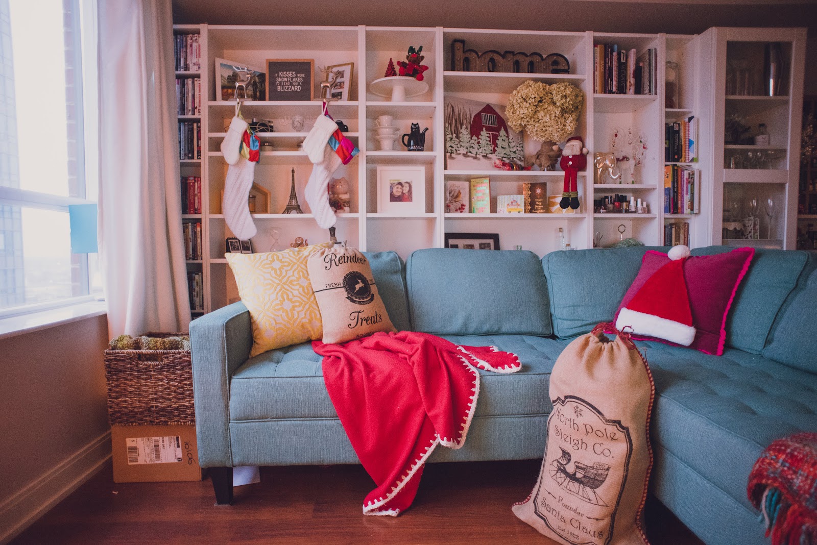 christmas-living-room-lily-muffins