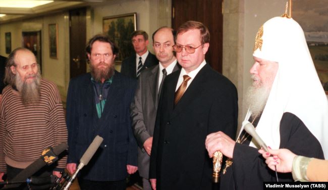 Председатель правительства РФ Сергей Степашин (второй справа) и Патриарх Московский и всея Руси Алексий II встретились с освобожденными из чеченского плена священниками, май 1999 года