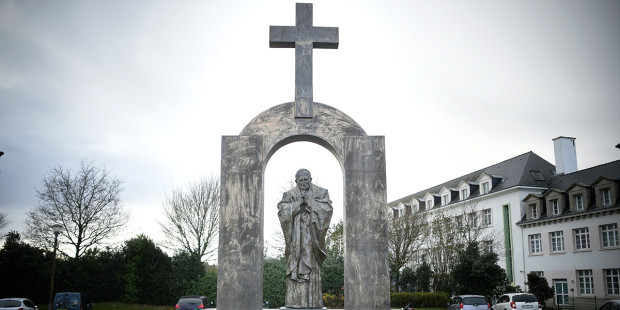 Tòa án Pháp ra lệnh dỡ bỏ Thánh giá trên tượng Đức Gio-an Phao-lô II
