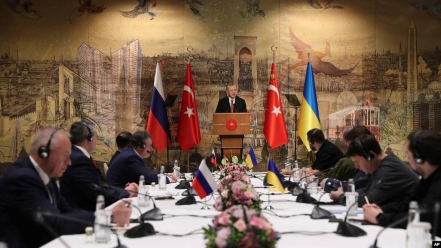 Tổng thống Thổ Nhĩ Kỳ Tayyip Erdogan hoan nghênh các phái đoàn của cả hai bên Ukraine và Nga hôm 29/3/2022.