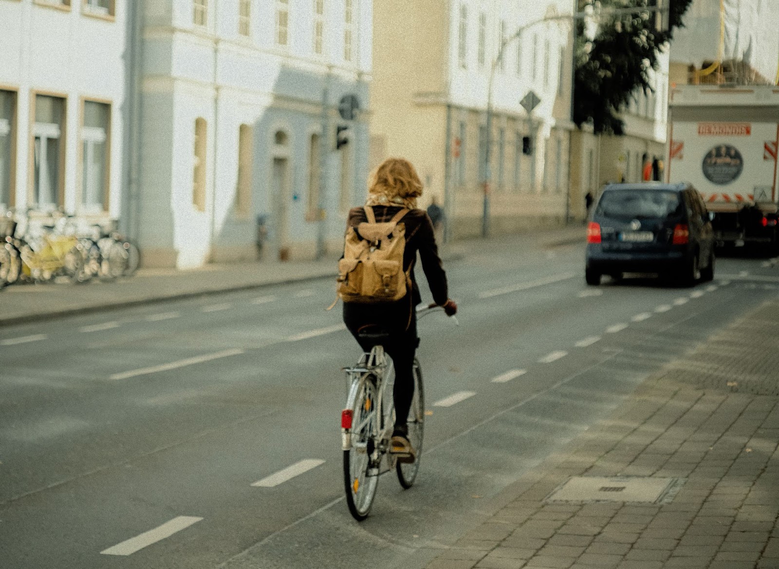 Eine Fahrradfahrerin fährt auf einem Radstreifen.