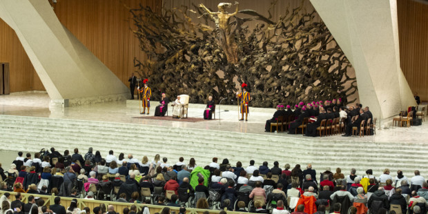 Bức điêu khắc nhìn đáng sợ phía sau đức Giáo hoàng là gì?