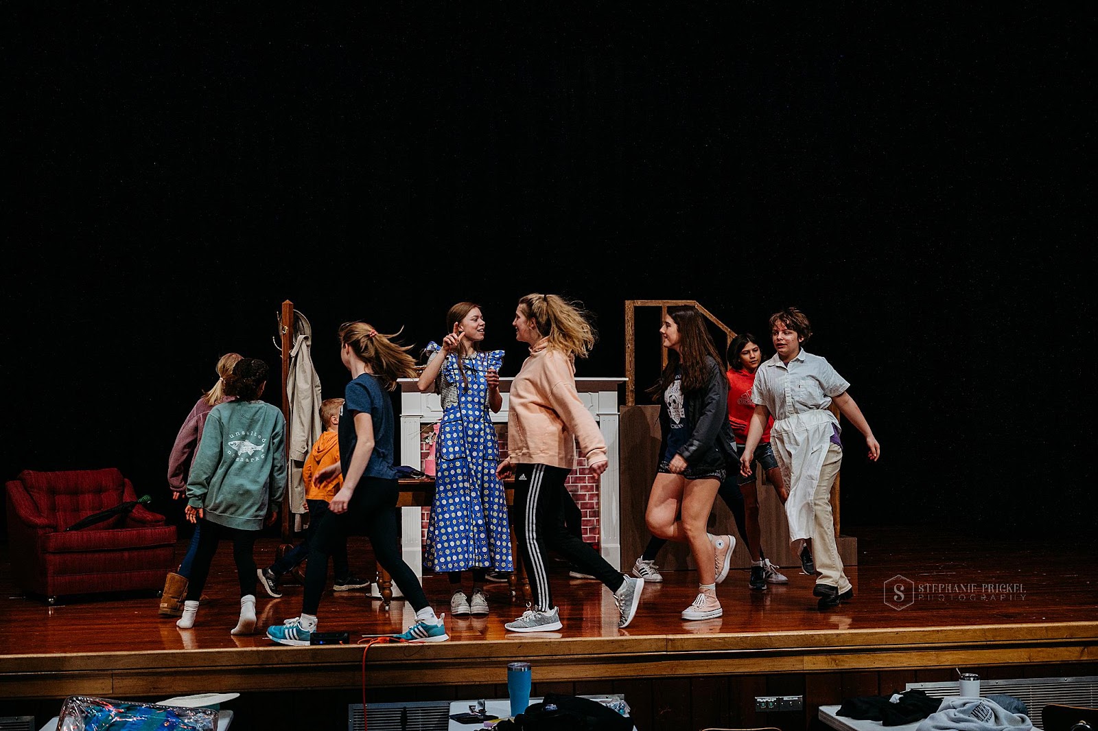 Mary Poppins Jr cast dancing around Mary