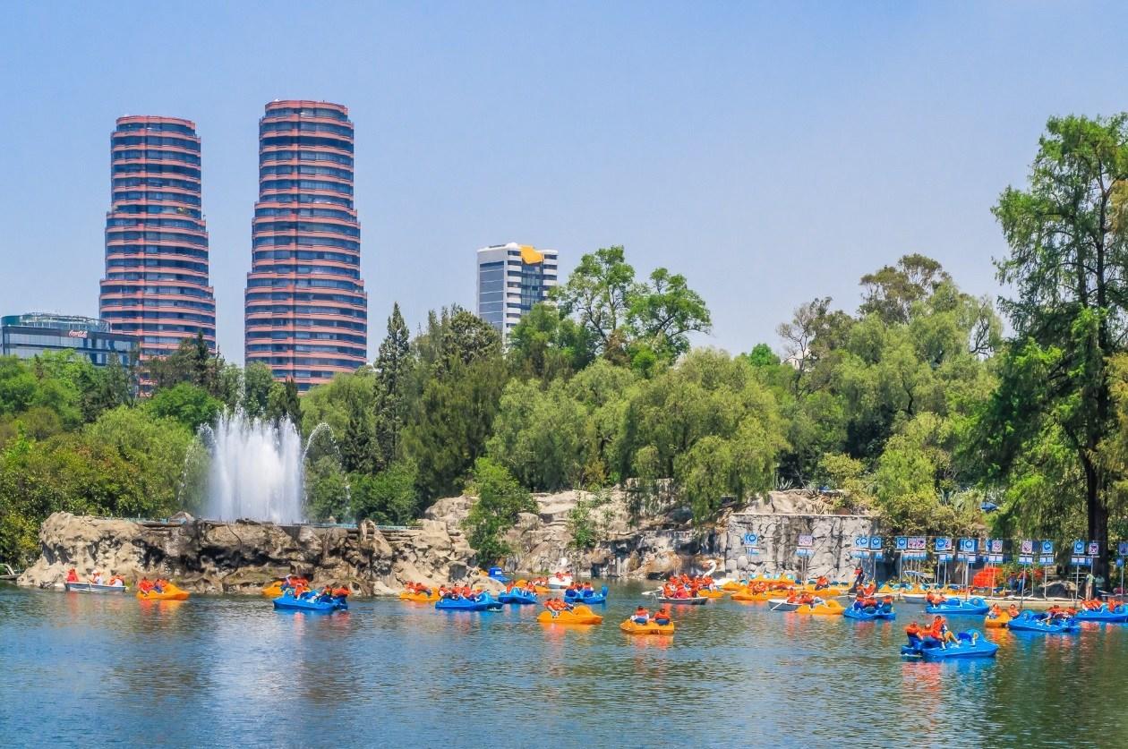 Un lago con barcos

Descripción generada automáticamente con confianza media