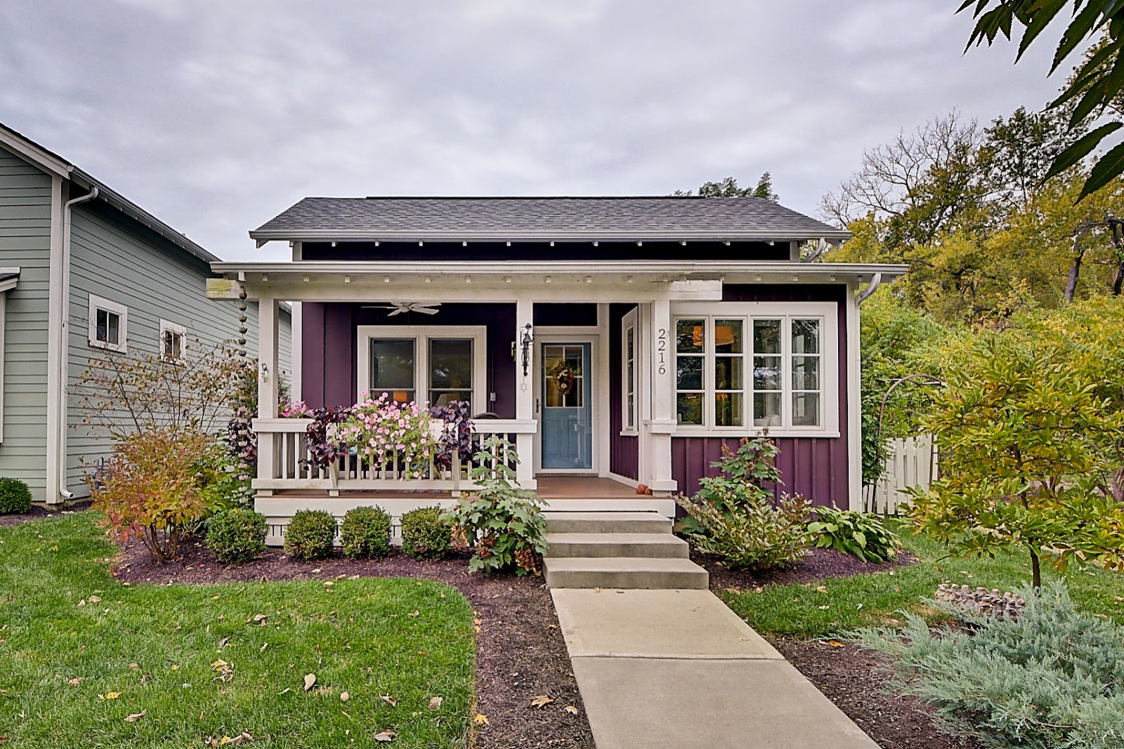 rumah minimalis dengan kombinasi warna cat putih dan ungu