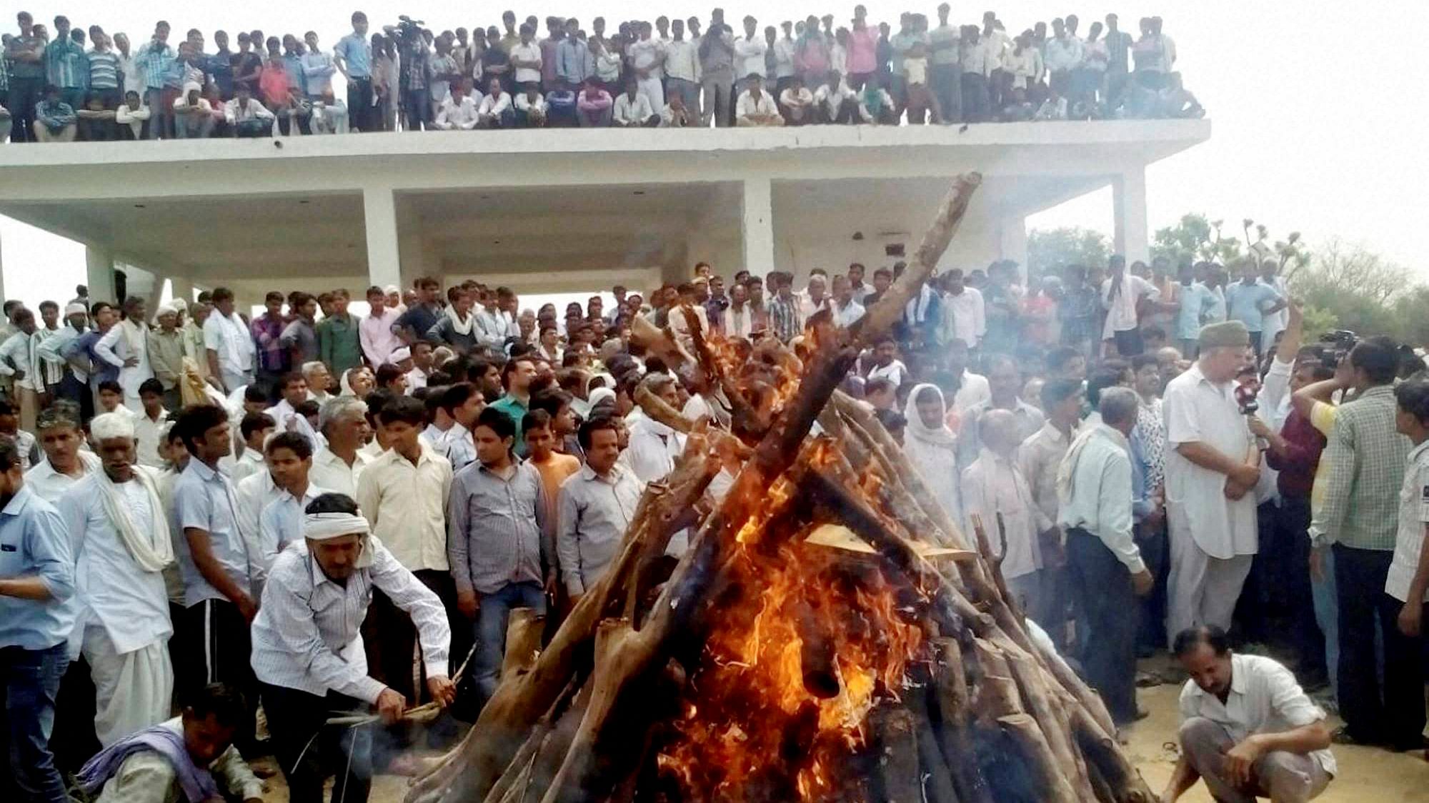     {C}{C}<!--StartFragment-->Farmers gather during cremation of Gajendra Singh in Dausa district, Rajasthan on Thursday. (Photo: PTI){C}{C}<!--EndFragment-->