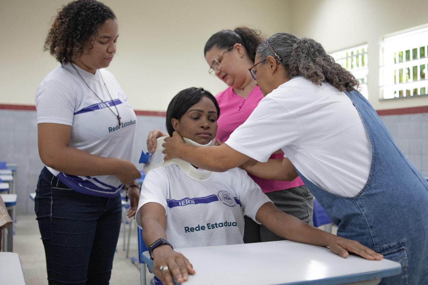 Homem e mulher sentados no chão

Descrição gerada automaticamente com confiança baixa