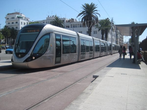 Vue de trois quarts d'une rame Citadis du tramway de Rabat