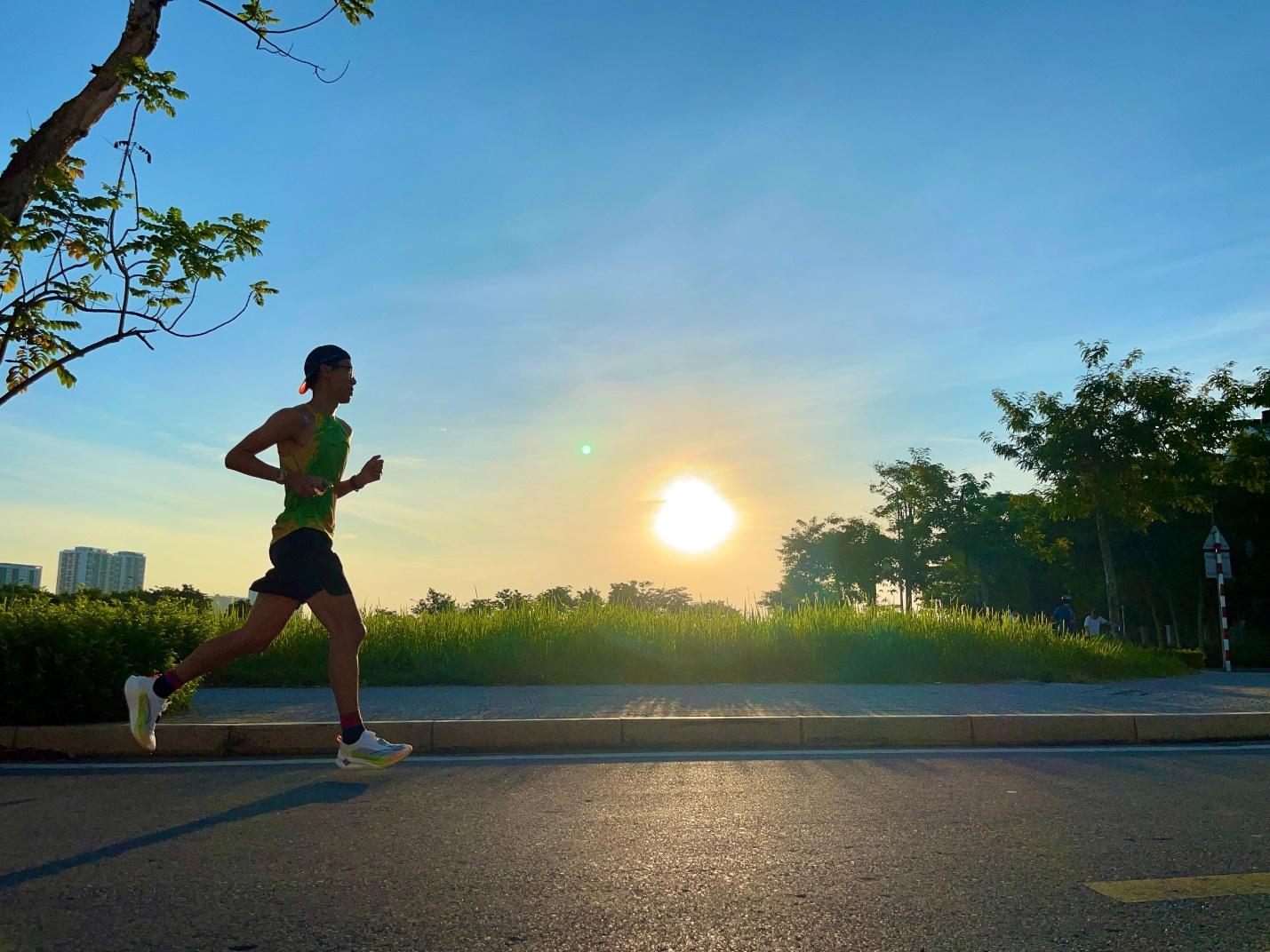 A person running on a road

Description automatically generated