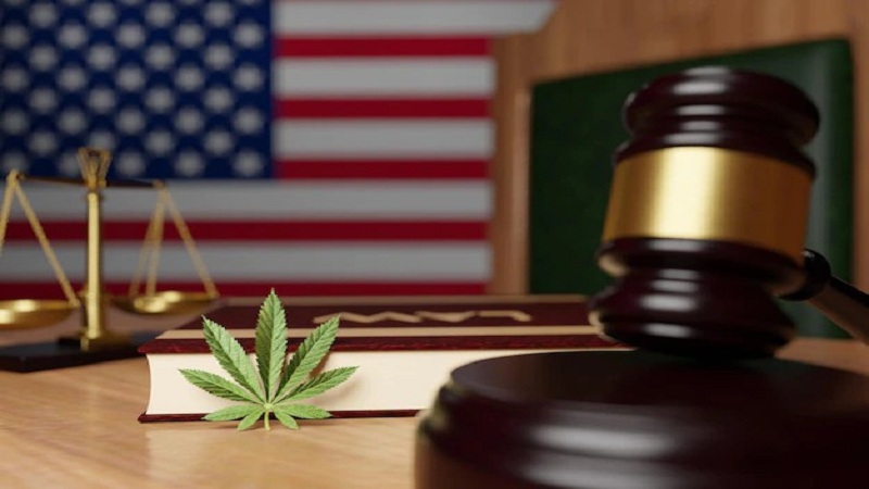 Drapeau des USA et cannabis, marteau juge, légalité HHC en Amérique - HHC Vap