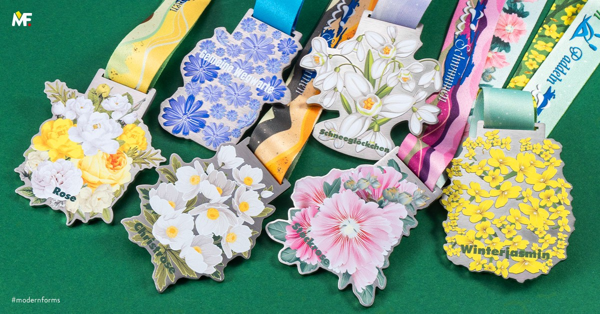 Medale na biegi z różnymi kwiatami