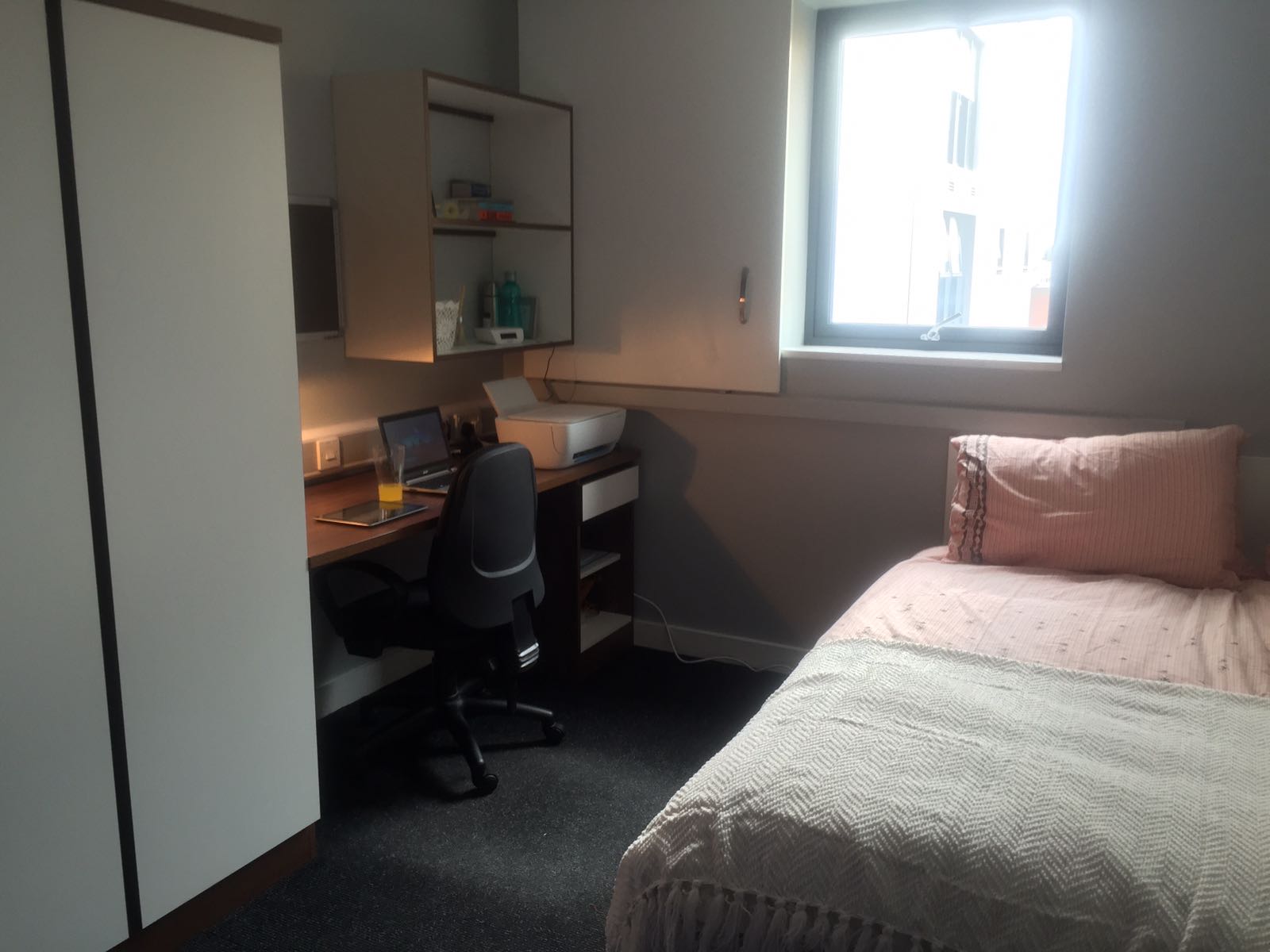 A room with a single bed with en suite  at Liverpool University
