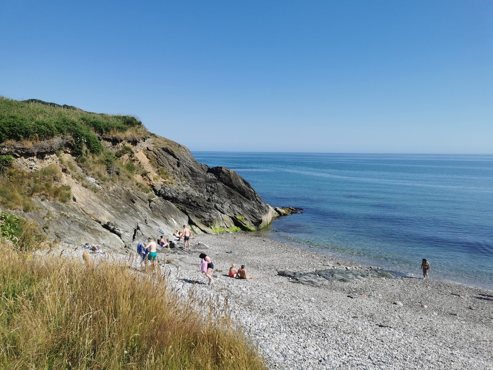 Zdjęcie Glen Beach z powierzchnią turkusowa czysta woda