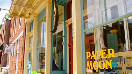 Paper Moon, 206 A St, McGregor, IA 52157, USA, 