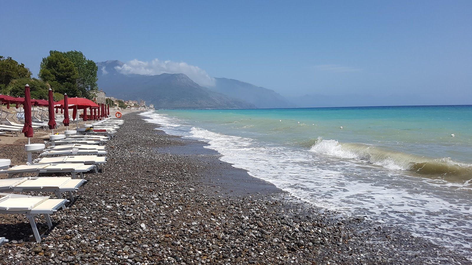 Villammare beach II的照片 带有黑沙和卵石表面