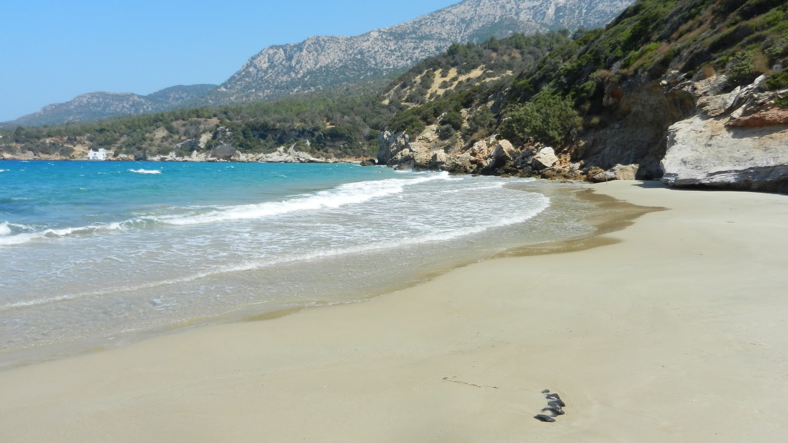 Foto van Kedros beach II met helder zand oppervlakte