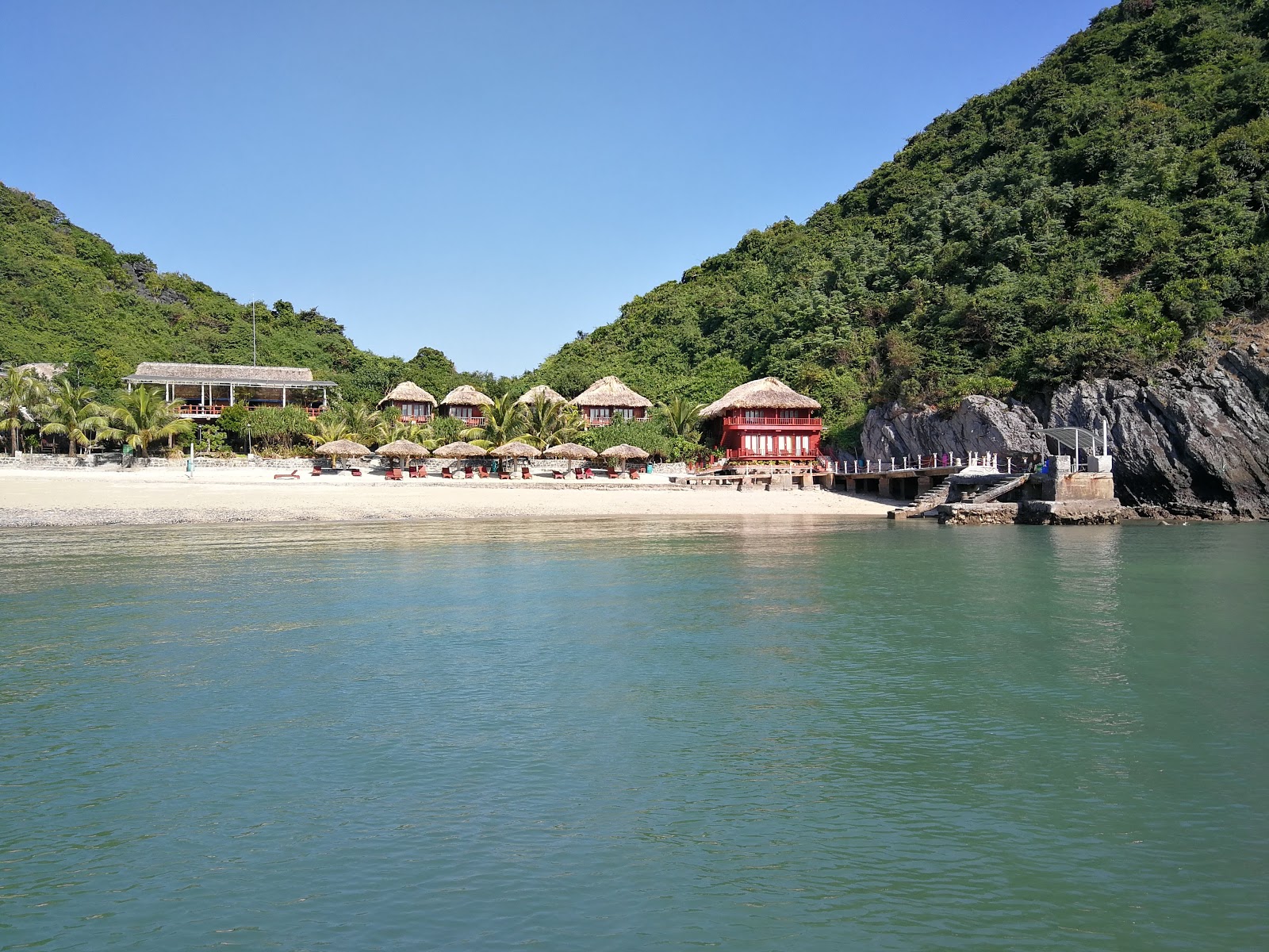 Foto di Monkey Island Resort sorretto da scogliere