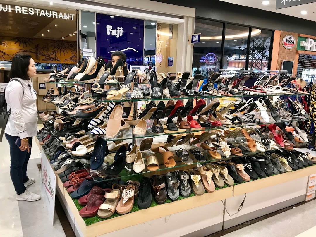 Ladyshoesร้านขายรองเท้าแฟชั่น(ร้านอยู่ที่โลตัสสามกองภูเก็ตหน้าร้านอาหารฟูจิและแบล็คแคนยอนค่ะ)